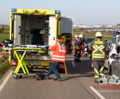 -GEPIXELT- Nach Frontalunfall eingeklemmt. Feuerwehr befreit Fahrer/in durch Dachabnahme. Rettungshubschrauber für Transport angefordert
