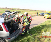 -GEPIXELT- Nach Frontalunfall eingeklemmt. Feuerwehr befreit Fahrer/in durch Dachabnahme. Rettungshubschrauber für Transport angefordert
