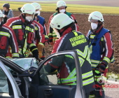 -GEPIXELT- Nach Frontalunfall eingeklemmt. Feuerwehr befreit Fahrer/in durch Dachabnahme. Rettungshubschrauber für Transport angefordert