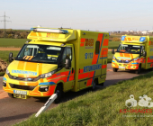 -GEPIXELT- Nach Frontalunfall eingeklemmt. Feuerwehr befreit Fahrer/in durch Dachabnahme. Rettungshubschrauber für Transport angefordert