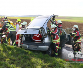 -GEPIXELT- Nach Frontalunfall eingeklemmt. Feuerwehr befreit Fahrer/in durch Dachabnahme. Rettungshubschrauber für Transport angefordert