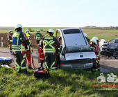 -GEPIXELT- Nach Frontalunfall eingeklemmt. Feuerwehr befreit Fahrer/in durch Dachabnahme. Rettungshubschrauber für Transport angefordert