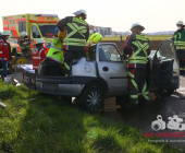 -GEPIXELT- Nach Frontalunfall eingeklemmt. Feuerwehr befreit Fahrer/in durch Dachabnahme. Rettungshubschrauber für Transport angefordert