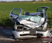 -GEPIXELT- Nach Frontalunfall eingeklemmt. Feuerwehr befreit Fahrer/in durch Dachabnahme. Rettungshubschrauber für Transport angefordert