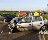 -GEPIXELT- Nach Frontalunfall eingeklemmt. Feuerwehr befreit Fahrer/in durch Dachabnahme. Rettungshubschrauber für Transport angefordert