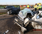 -GEPIXELT- Nach Frontalunfall eingeklemmt. Feuerwehr befreit Fahrer/in durch Dachabnahme. Rettungshubschrauber für Transport angefordert