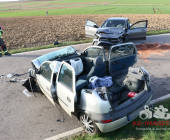 -GEPIXELT- Nach Frontalunfall eingeklemmt. Feuerwehr befreit Fahrer/in durch Dachabnahme. Rettungshubschrauber für Transport angefordert