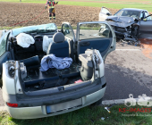 -GEPIXELT- Nach Frontalunfall eingeklemmt. Feuerwehr befreit Fahrer/in durch Dachabnahme. Rettungshubschrauber für Transport angefordert