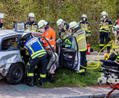 GEPIXELT -EXKLUSIV PERSONENRETTUNG DURCH FEUERWEHR- Schwerer Unfall auf der L1124. Eine Person wird durch Feuerwehr aus dem Fahrzeug befreit. Drei Verletzte drei Fahrzeuge betroffen