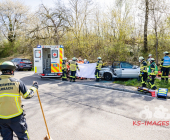 GEPIXELT -EXKLUSIV PERSONENRETTUNG DURCH FEUERWEHR- Schwerer Unfall auf der L1124. Eine Person wird durch Feuerwehr aus dem Fahrzeug befreit. Drei Verletzte drei Fahrzeuge betroffen