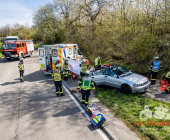 GEPIXELT -EXKLUSIV PERSONENRETTUNG DURCH FEUERWEHR- Schwerer Unfall auf der L1124. Eine Person wird durch Feuerwehr aus dem Fahrzeug befreit. Drei Verletzte drei Fahrzeuge betroffen