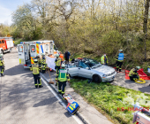 GEPIXELT -EXKLUSIV PERSONENRETTUNG DURCH FEUERWEHR- Schwerer Unfall auf der L1124. Eine Person wird durch Feuerwehr aus dem Fahrzeug befreit. Drei Verletzte drei Fahrzeuge betroffen