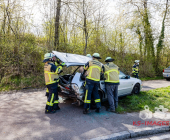 GEPIXELT -EXKLUSIV PERSONENRETTUNG DURCH FEUERWEHR- Schwerer Unfall auf der L1124. Eine Person wird durch Feuerwehr aus dem Fahrzeug befreit. Drei Verletzte drei Fahrzeuge betroffen