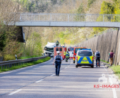 -GEPIXELT- PKW kracht frontal in LKW - Fahrer stirbt noch im Fahrzeug. Feuerwehr kann nur noch den toten bergen