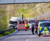 -GEPIXELT- PKW kracht frontal in LKW - Fahrer stirbt noch im Fahrzeug. Feuerwehr kann nur noch den toten bergen