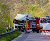 -GEPIXELT- PKW kracht frontal in LKW - Fahrer stirbt noch im Fahrzeug. Feuerwehr kann nur noch den toten bergen