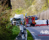 -GEPIXELT- PKW kracht frontal in LKW - Fahrer stirbt noch im Fahrzeug. Feuerwehr kann nur noch den toten bergen