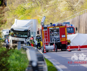 -GEPIXELT- PKW kracht frontal in LKW - Fahrer stirbt noch im Fahrzeug. Feuerwehr kann nur noch den toten bergen