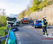 -GEPIXELT- PKW kracht frontal in LKW - Fahrer stirbt noch im Fahrzeug. Feuerwehr kann nur noch den toten bergen