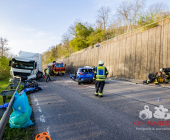 -GEPIXELT- PKW kracht frontal in LKW - Fahrer stirbt noch im Fahrzeug. Feuerwehr kann nur noch den toten bergen