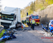 -GEPIXELT- PKW kracht frontal in LKW - Fahrer stirbt noch im Fahrzeug. Feuerwehr kann nur noch den toten bergen