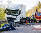 -GEPIXELT- PKW kracht frontal in LKW - Fahrer stirbt noch im Fahrzeug. Feuerwehr kann nur noch den toten bergen