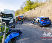 -GEPIXELT- PKW kracht frontal in LKW - Fahrer stirbt noch im Fahrzeug. Feuerwehr kann nur noch den toten bergen