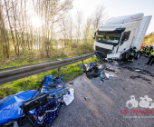 -GEPIXELT- PKW kracht frontal in LKW - Fahrer stirbt noch im Fahrzeug. Feuerwehr kann nur noch den toten bergen