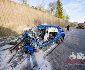 -GEPIXELT- PKW kracht frontal in LKW - Fahrer stirbt noch im Fahrzeug. Feuerwehr kann nur noch den toten bergen