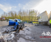 -GEPIXELT- PKW kracht frontal in LKW - Fahrer stirbt noch im Fahrzeug. Feuerwehr kann nur noch den toten bergen