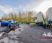 -GEPIXELT- PKW kracht frontal in LKW - Fahrer stirbt noch im Fahrzeug. Feuerwehr kann nur noch den toten bergen