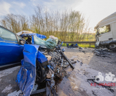 -GEPIXELT- PKW kracht frontal in LKW - Fahrer stirbt noch im Fahrzeug. Feuerwehr kann nur noch den toten bergen