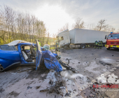 -GEPIXELT- PKW kracht frontal in LKW - Fahrer stirbt noch im Fahrzeug. Feuerwehr kann nur noch den toten bergen