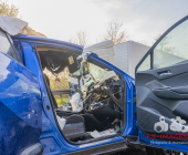 -GEPIXELT- PKW kracht frontal in LKW - Fahrer stirbt noch im Fahrzeug. Feuerwehr kann nur noch den toten bergen