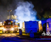 -EXKLSIVE AUFNAHMEN VON OBEN- Mehrere Wohnwägen brennen lichterloh auf einem Abstellplatz für Wohnwägen.