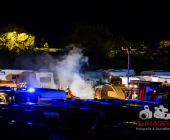 -EXKLSIVE AUFNAHMEN VON OBEN- Mehrere Wohnwägen brennen lichterloh auf einem Abstellplatz für Wohnwägen.