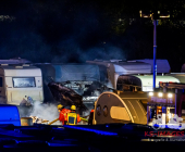 -EXKLSIVE AUFNAHMEN VON OBEN- Mehrere Wohnwägen brennen lichterloh auf einem Abstellplatz für Wohnwägen.