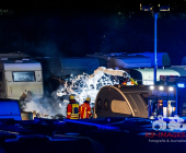 -EXKLSIVE AUFNAHMEN VON OBEN- Mehrere Wohnwägen brennen lichterloh auf einem Abstellplatz für Wohnwägen.