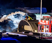 -EXKLSIVE AUFNAHMEN VON OBEN- Mehrere Wohnwägen brennen lichterloh auf einem Abstellplatz für Wohnwägen.