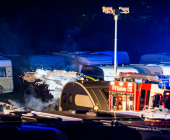 -EXKLSIVE AUFNAHMEN VON OBEN- Mehrere Wohnwägen brennen lichterloh auf einem Abstellplatz für Wohnwägen.