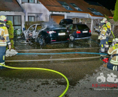 Tesla im Vollbrand. Flammen greifen über - Feuerwehr Bietigheim in einem massiven Löscheinsatz mit mehreren Rohren