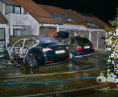 Tesla im Vollbrand. Flammen greifen über - Feuerwehr Bietigheim in einem massiven Löscheinsatz mit mehreren Rohren