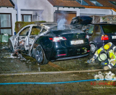 Tesla im Vollbrand. Flammen greifen über - Feuerwehr Bietigheim in einem massiven Löscheinsatz mit mehreren Rohren