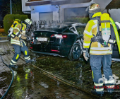 Tesla im Vollbrand. Flammen greifen über - Feuerwehr Bietigheim in einem massiven Löscheinsatz mit mehreren Rohren