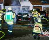 Tesla im Vollbrand. Flammen greifen über - Feuerwehr Bietigheim in einem massiven Löscheinsatz mit mehreren Rohren