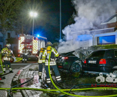 Tesla im Vollbrand. Flammen greifen über - Feuerwehr Bietigheim in einem massiven Löscheinsatz mit mehreren Rohren