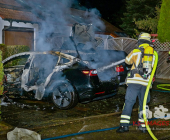 Tesla im Vollbrand. Flammen greifen über - Feuerwehr Bietigheim in einem massiven Löscheinsatz mit mehreren Rohren