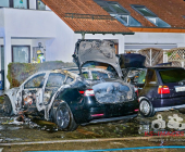 Tesla im Vollbrand. Flammen greifen über - Feuerwehr Bietigheim in einem massiven Löscheinsatz mit mehreren Rohren