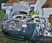 Tesla im Vollbrand. Flammen greifen über - Feuerwehr Bietigheim in einem massiven Löscheinsatz mit mehreren Rohren