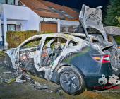 Tesla im Vollbrand. Flammen greifen über - Feuerwehr Bietigheim in einem massiven Löscheinsatz mit mehreren Rohren